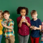 Австралия первой в мире запретила соцсети до 16 лет: уроки для Тюркского мира