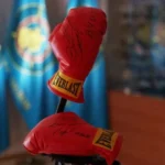 Наследие чемпиона: боксерские перчатки Геннадия Головкина пополнили музей