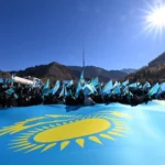 Символ единства: в Алматы торжественно подняли государственный флаг